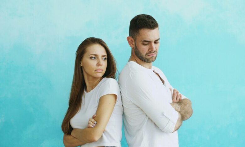 Una persona sola, rodeada de oscuridad, simbolizando el impacto de las relaciones tóxicas en la salud mental