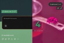 Una persona frente a una computadora, con una expresión de confusión y duda