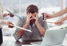 Imagen de una persona estresada