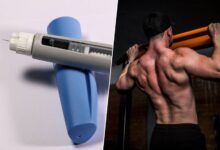 Imagen de una persona haciendo ejercicio con pesas para mantener la masa muscular