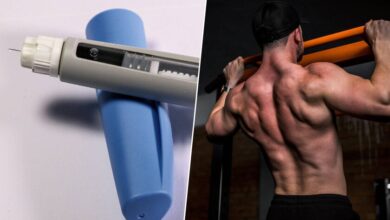 Imagen de una persona haciendo ejercicio con pesas para mantener la masa muscular