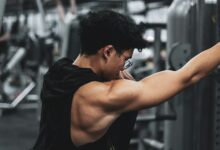Persona corriendo en una cinta de correr en un gimnasio