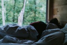 Una persona durmiendo en una siesta