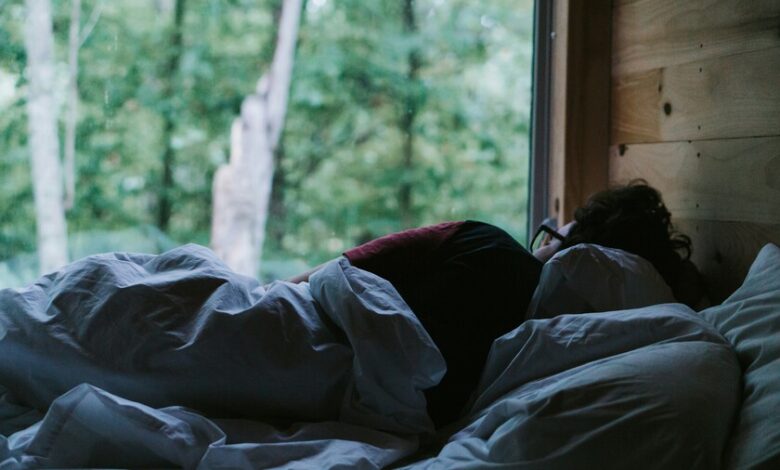 Una persona durmiendo en una siesta