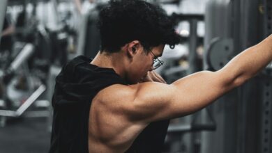 Persona sonriente haciendo ejercicio en un gimnasio