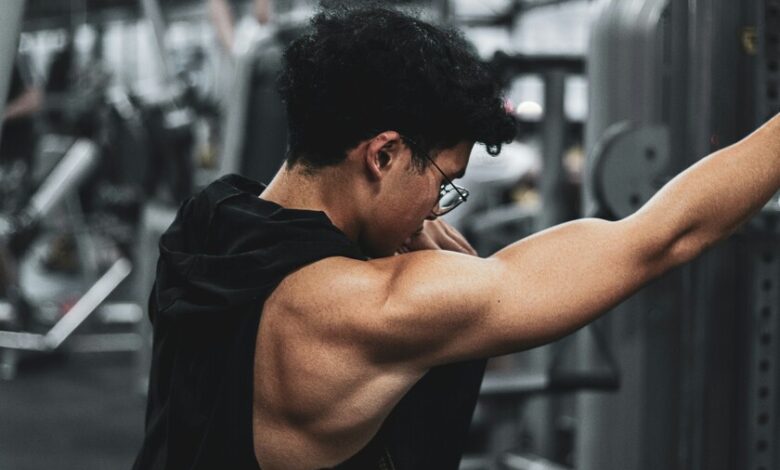 Persona sonriente haciendo ejercicio en un gimnasio