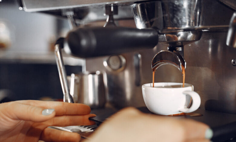 Una taza de café sobre una mesa de madera