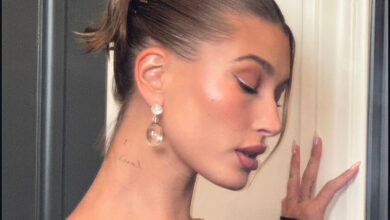 Joven con cabello saludable y sonriente