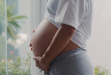 Mujer embarazada con náuseas