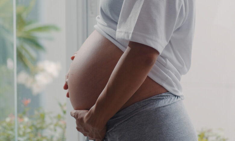 Mujer embarazada con náuseas