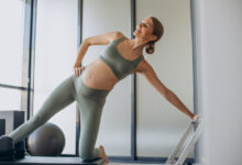 Mujer practicando pilates en una clase de fitness