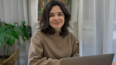 Imagen de una persona estudiando idiomas en línea