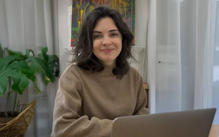 Imagen de una persona estudiando idiomas en línea