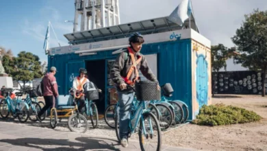 Persona montando una bicicleta pública en una estación de Córdoba