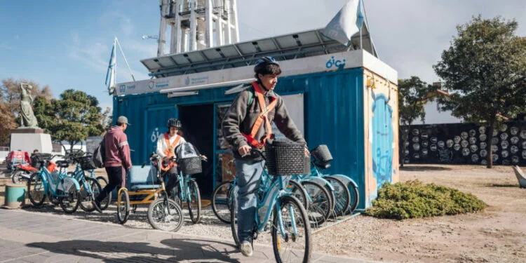 Persona montando una bicicleta pública en una estación de Córdoba