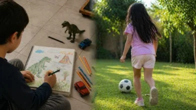 Niños sonrientes en un entorno familiar