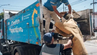 Camión de descacharreo en la calle