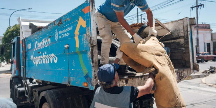 Camión de descacharreo en la calle