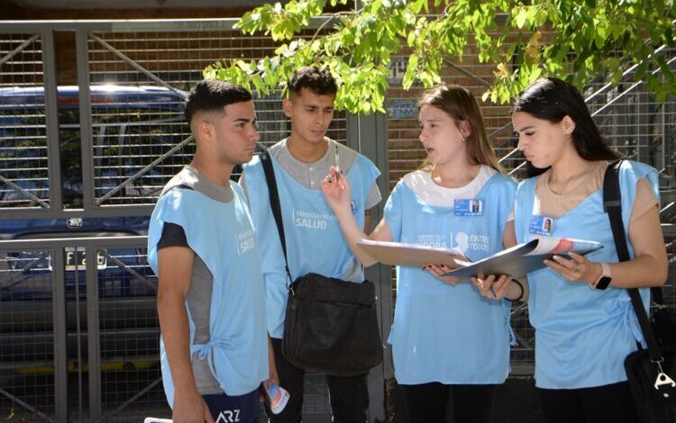 Imagen de un profesional de la salud realizando inspección para detectar larvas de mosquito