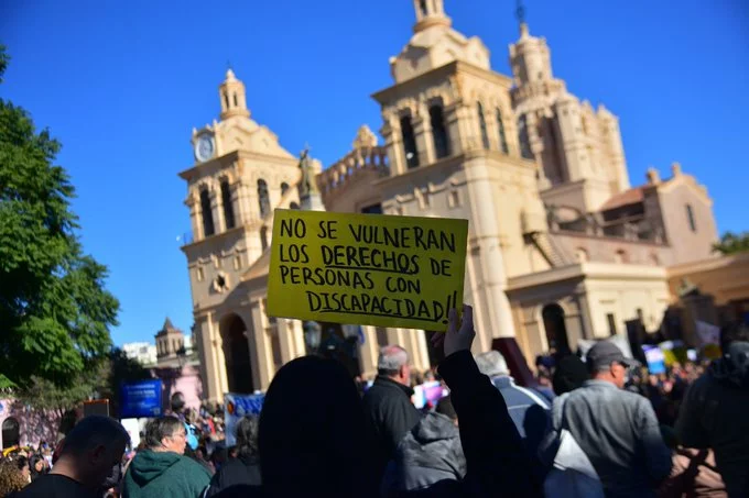 Protesta en Plaza San Martín por la Ley de Emergencia en Discapacidad