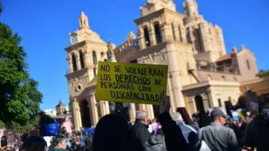Personas con discapacidad y sus familiares durante una marcha en Córdoba