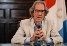 Imagen de una persona mayor en una sala de espera de un hospital