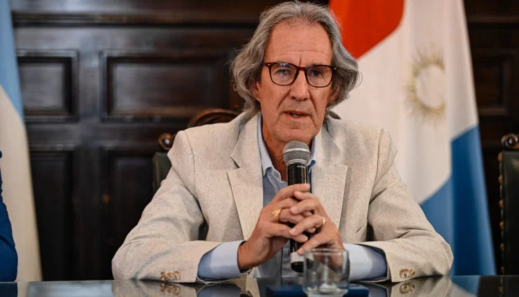 Imagen de una persona mayor en una sala de espera de un hospital