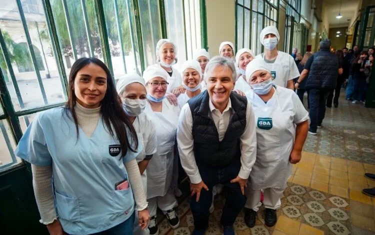 Gobernador Martín Llaryora en la inauguración del PAICor en la Escuela Carbó