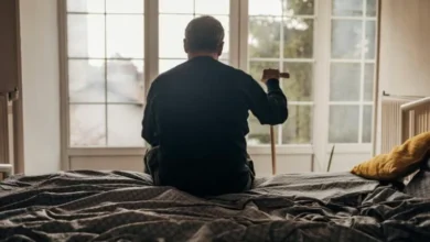 Imagen de una persona sola en un parque, representando la soledad no deseada