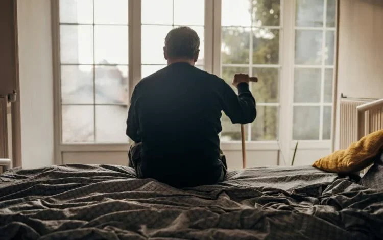 Imagen de una persona sola en un parque, representando la soledad no deseada
