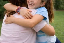Niña sonriente con una pulsera que ella misma creó
