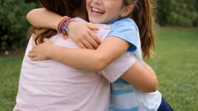 Niña sonriente con una pulsera que ella misma creó