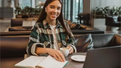 Imagen de una persona trabajando en un proyecto emprendedor