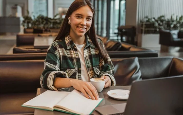 Imagen de una persona trabajando en un proyecto emprendedor