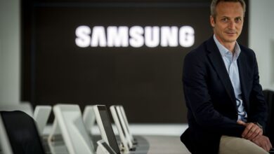 Álvaro Uriarte, VP Consumer Electronics en Samsung España, con un televisor Samsung de alta gama