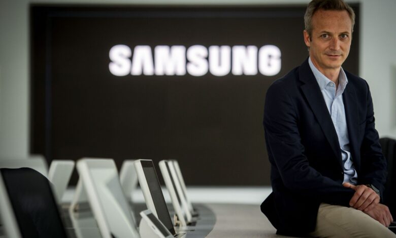 Álvaro Uriarte, VP Consumer Electronics en Samsung España, con un televisor Samsung de alta gama