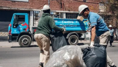 Camión de recolección de residuos en un barrio de Córdoba