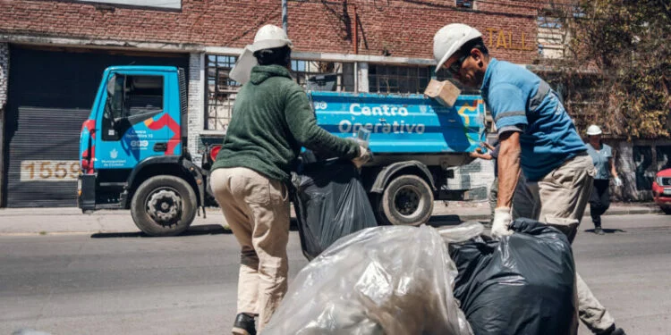 Camión de recolección de residuos en un barrio de Córdoba