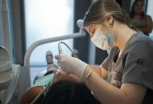 Odontólogo trabajando con un paciente