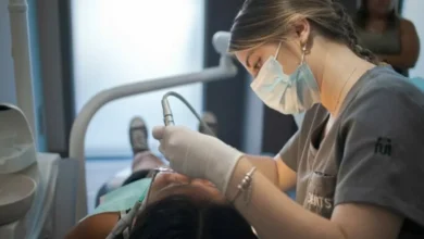 Odontólogo trabajando con un paciente