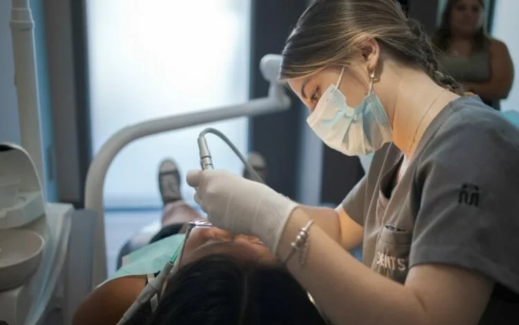 Odontólogo trabajando con un paciente