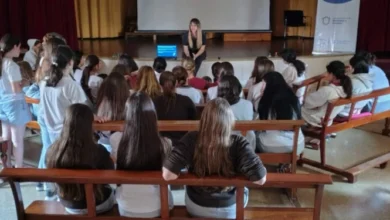 Jóvenes participando en un taller de educación vial en un colegio secundario de Córdoba