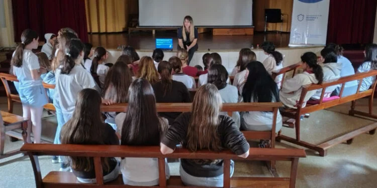 Jóvenes participando en un taller de educación vial en un colegio secundario de Córdoba