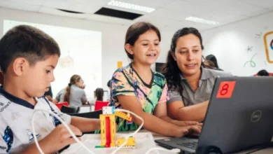 Niños y niñas construyendo robots con Lego en un taller de robótica
