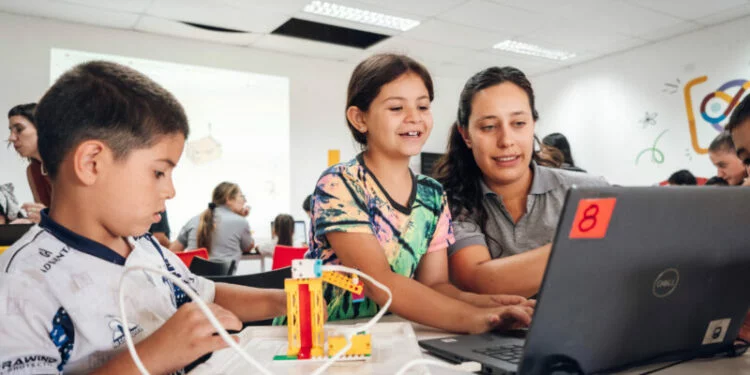 Niños y niñas construyendo robots con Lego en un taller de robótica