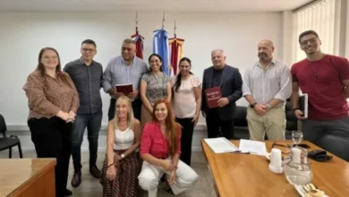 Imagen de una urna electoral con la bandera de Perú