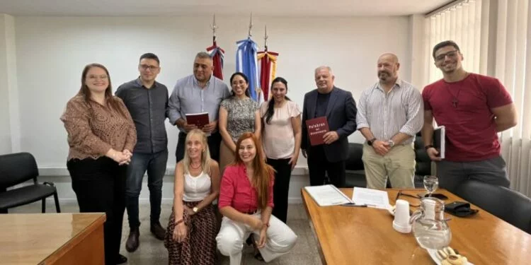 Imagen de una urna electoral con la bandera de Perú