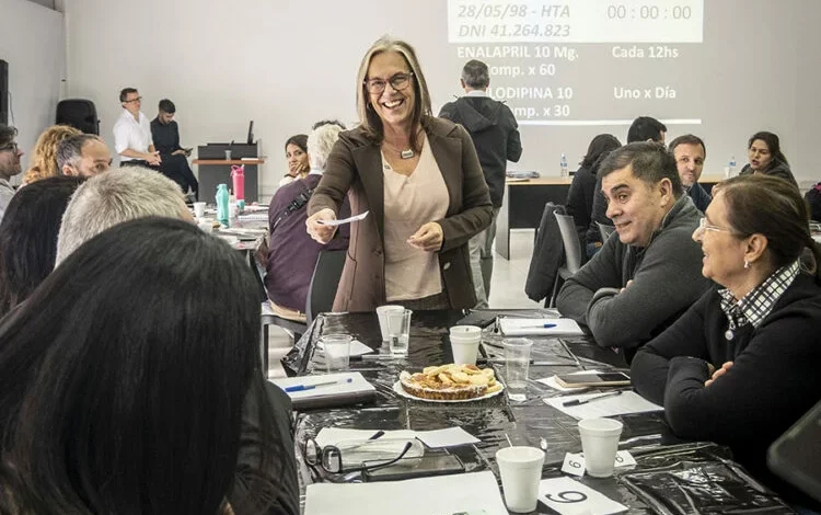 Profesionales de la salud reunidos en una jornada de diálogo