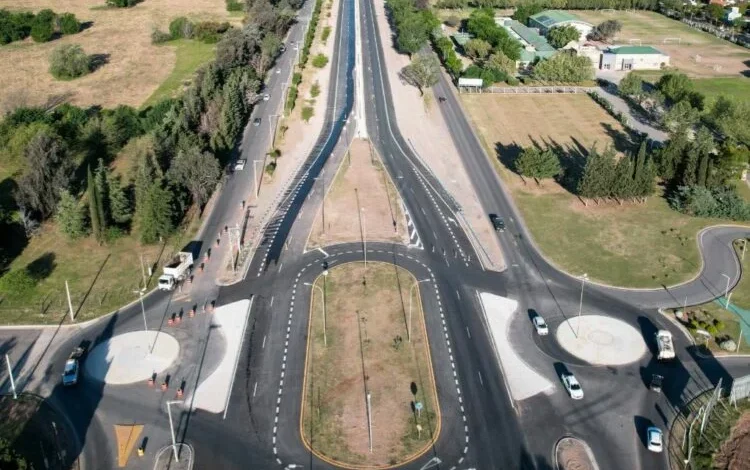 Imagen de la Avenida Luchesse después de la duplicación, con dos carriles por sentido y un cantero central divisorio