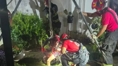 Anciana de 85 años siendo rescatada de pozo ciego por bomberos en Córdoba
